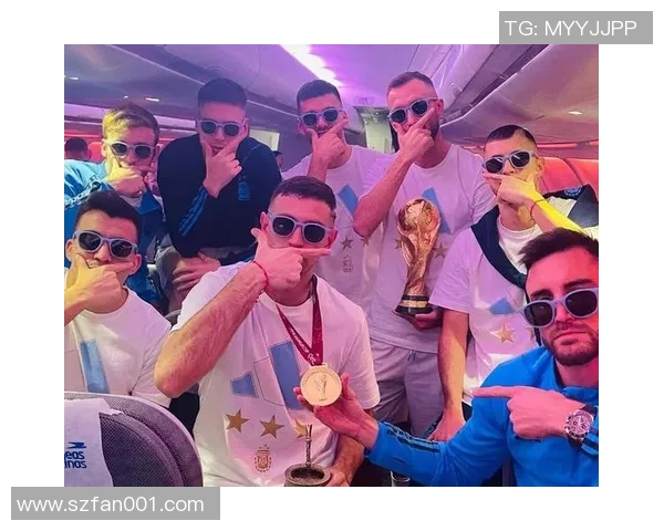 足球明星出场仪式盛况空前球迷狂热欢呼现场氛围点燃全场激情